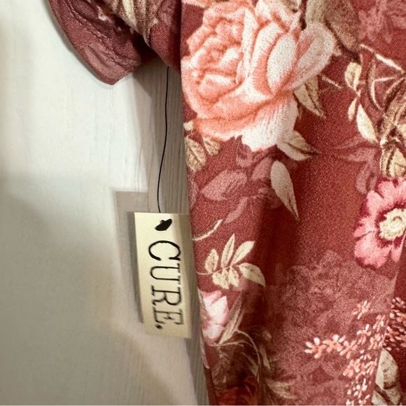 NWT. Cure 3X floral blouse top. Approx. 27” armpit to armpit and 31” long. - Picture 12 of 15